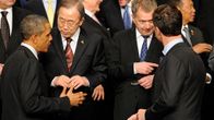 Yhdysvaltain presidentti Barack Obama, YK:n pääsihteeri Ban Ki-moon, Suomen presidentti Sauli Niinistö ja Hollannin pääministeri Mark Rutte keskustelevat vähän ennen valtionjohtajien perinteisen yhteiskuvan ottamista Haagin ydinturvallisuuskokouksessa.