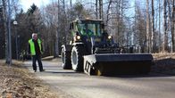 Katuhiekkaa puhdistetaan Oulussa.