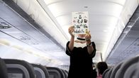 Lentoemäntä esittelee turvaohjeet Finnairin uuden Airbus A321 Sharklet -koneen sisätiloissa Hampurissa, Saksassa, 6. syyskuuta 2013.
