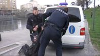 Poliisi pidättää mielenosoittajan