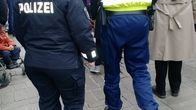 Poliiseja vappumarssilla.