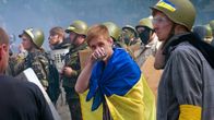 Ukraina-mielisiä kypärin, kivin ja kilvin varustautuneena.