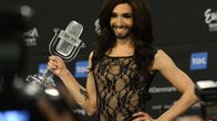Conchita Wurst pokaalin kanssa.