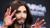 Itävallan Conchita Wurst lehdistötilaisuudessa lauantaisen viisuvoittonsa jälkeen.