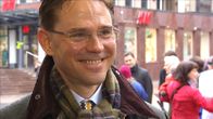 Jyrki Katainen eu-vaalikiertueella Jyväskylän kävelykadulla.