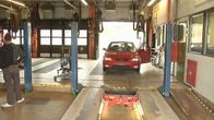 Auto katsastuksessa.