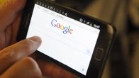 Googlen hakukone puhelimessa.
