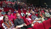 Yle Tamperee eurovaalikeskustelun yleisöä tamperelaisessa elokuvateatterissa