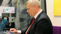 SDP:n puheenjohtaja Antti Rinne Ylen lämpiössä.