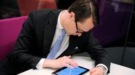 RKP:n puheenjohtaja Carl Haglund tekemässä Ylen kansallisuustestiä.