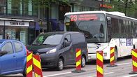 Bussi numero 23 seisoo ruuhkassa Helsingin Hakaniemessä.