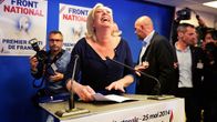Marine Le Pen puhujankorokkeella.