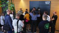 Toimittajat odottavat sisäänpääsyä.
