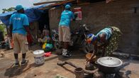 Unicefin työntekijät levittävät ebola-viruksesta kertovia julisteita Liberian Foyan alueen kyliin.