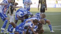 HJK:n pelaajat juhlivat Macoumba Kandjin maalia.