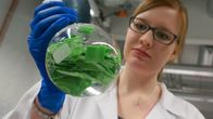 Laborantti Elina Juppi tutkii tekstiileistä irtoavia yhdisteitä