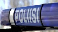 Poliisi-kyltti auton katolla.