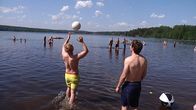 Pojat kahlaavat vedessä