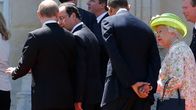 Ranskan Normandian maihinnousun 70-vuotismuistojuhlien tauolla Venäjän presidentti Vladimir Putin keskustelee Ranskan presidentti Hollanden kanssa. Heidän takanaan rupattelevat Yhdysvaltain presidentti Barack Obama ja Englannin kuningatar Elisabet II. Englannin pääministeri David Cameron näkyy taustalla.