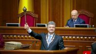 Petro Porošenko vannoi virkavalansa Kiovassa.
