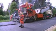 Asfalttitöitä tehdään Evitskogintiellä Espoossa.