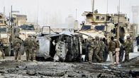 Isaf-joukot tarkastamassa Naton saattueeseen tehdyn itsemurhaiskun tuhoja Kabulissa.