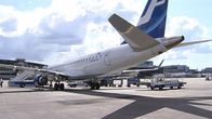 Finnairin lentokone Helsinki-Vantaan lentokentällä.