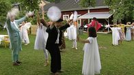 Veikkolan Kartanoteatterin musiikkinäytelmä Särkyneiden siipien korjaamo.