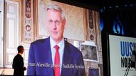 Carl Bildt onnittelee Alexander Stubbia videoyhteyden välityksellä.