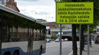 Kadun varrella kyltti, joka ilmoittaa Tampereella Hämeenkadun muuttumisesta joukkoliikennekaduksi