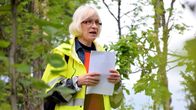 Eeva-Liisa Schulz Museovirastosta linnavuoren maastossa