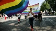 Ihmiset marssivat seksuaali- ja sukupuolivähemmistöjen puolesta Pride -kulkueessa Helsingissä