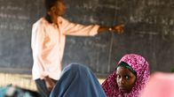 Somali-tyttö osallistui opetukseen Dagahaleyn pakolaisleirillä Keniassa vuonna 2011.