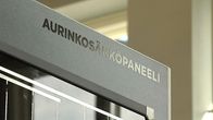 Aurinkopaneeli odottaa asennusta Helsingin Energian tiloissa.