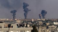 Savupilvet nousevat Israelin Gazassa sijaitsevan Rafahin lentokentälle tehdyn ilmaiskun seurauksena 7. heinäkuuta 2014. 