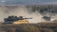 Israelilaiset Merkava-tankit matkalla kohti rajaa Israelin Gazaan tekemän ilmaiskun jälkeen 8. heinäkuuta 2014.  