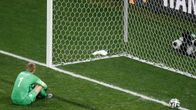 Hollannin maalivahti Jasper Cillessen istuu nurmikolla.