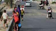Palestiinalaiset pakenevat kodeistaan suunnaten suojapaikkaan YK:n alaiseen kouluun Gazan pohjoisosissa Israelin rajujen pommitusten vuoksi. 