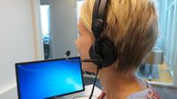 nainen puhuu mikrofoniin
