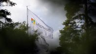 Microsoftin liput liehuvat Keilaniemessä Espoossa.