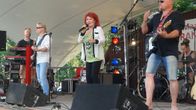 Virve Rosti esiintymässä Salon iltatorin lavalla
