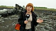 Marja Manninen malesialaisen matkustajakoneen turmapaikalla Graboven kylän lähistöllä Ukrainassa heinäkuussa 2014. 