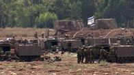 Israelin armeijan panssarivaunuja Gazan kaistan rajalla lauantaina 19. heinäkuuta 2014.