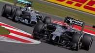 Jenson Button ja Lewis Hamilton kisaavat Silverstonessa 2014.