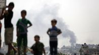 Palestiinalaispojat osallistuivat Israelin ilmaiskussa kuolleen al-Kelanin perheen hautajaisiin tiistaina 22. heinäkuuta Beit Lahiassa.