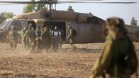 Loukkaantuneita Israelin sotilaita evakuoitiin kranaatin tapettua neljä sotilasta lähellä Gazan rajaa 28. heinäkuuta 2014.