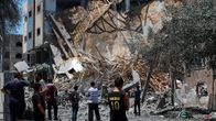 Palestiinalaiset katsoivat Israelin ilmaiskujen tuhoamaa Al Aqsa -televisiorakennuksen rauniota Gazan keskustassa torstaina.