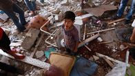 Palestiinalaiset tutkivat YK:n koulun pommitusten tuhoja Gazassa keskiviikkona 30. heinäkuuta.