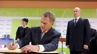 Tasavallan presidentti Sauli Niinistö ja Venäjän presidentti Vladimir Putin (oik) Fortumin uuden voimalaitoksen avajaisissa Njaganissa Venäjällä 24. syyskuuta 2013.