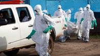 Työntekijät kantoivat ebolaan kuollutta naista haudattavaksi Foyan kaupungissa, Liberiassa 2. heinäkuuta.